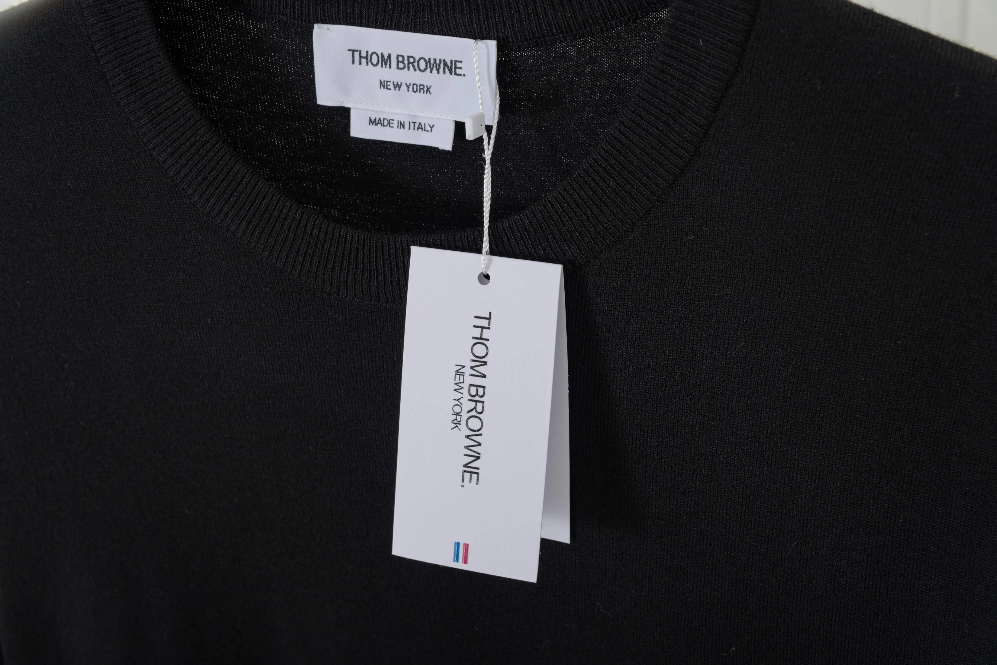 𝑻𝒉𝒐𝒎 𝑩𝒓𝒐𝒘𝒏𝒆Classic Thom Browne T Classic Breathable Authentic Quality + Authentic + Same Style Size：0/1/2/3/4 ：White/Black/Navy Blue/Light Gray/Dark Gray